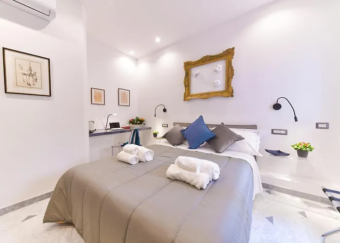 Domus 42 نابولي